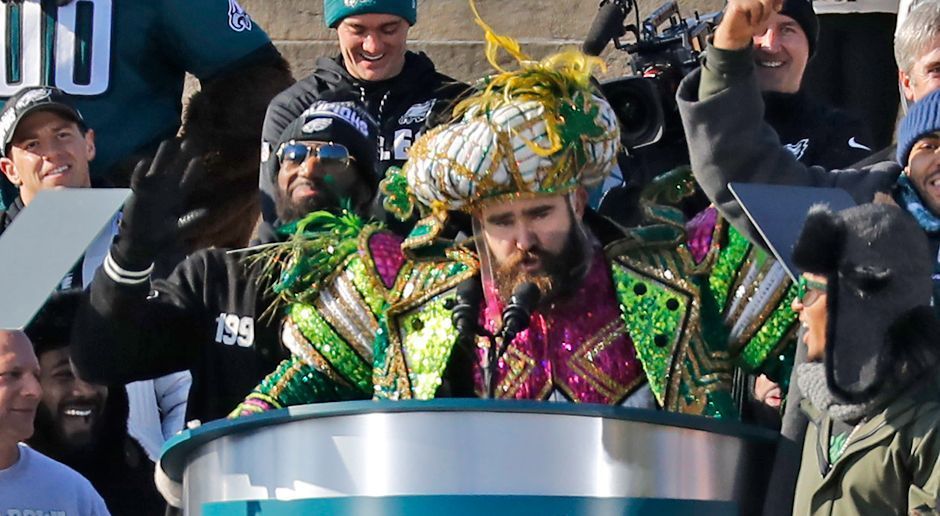 
                <strong>Bestes Kostüm-Design: Jason Kelce</strong><br>
                Spätestens seit dem Super-Bowl-Sieg der Philadelphia Eagles ist der Name Jason Kelce jedem #ranNFL-Fan ein Begriff. Der Center gab bei der Sieges-Parade in Philly Vollgas und schwang sich trotz angeschlagener Stimme zu einer epischen Rede vor den Fans auf. Als sei das nicht schon verrückt genug, hatte er sich für den besonderen Tag auch ein besonderes Outfit zugelegt: Ein Hauch von Tausend und einer Nacht, gespickt mit viel Glitzer und voller Selbstbewusstsein getragen. Wir legen uns fest: Besser wird's nicht!  
              