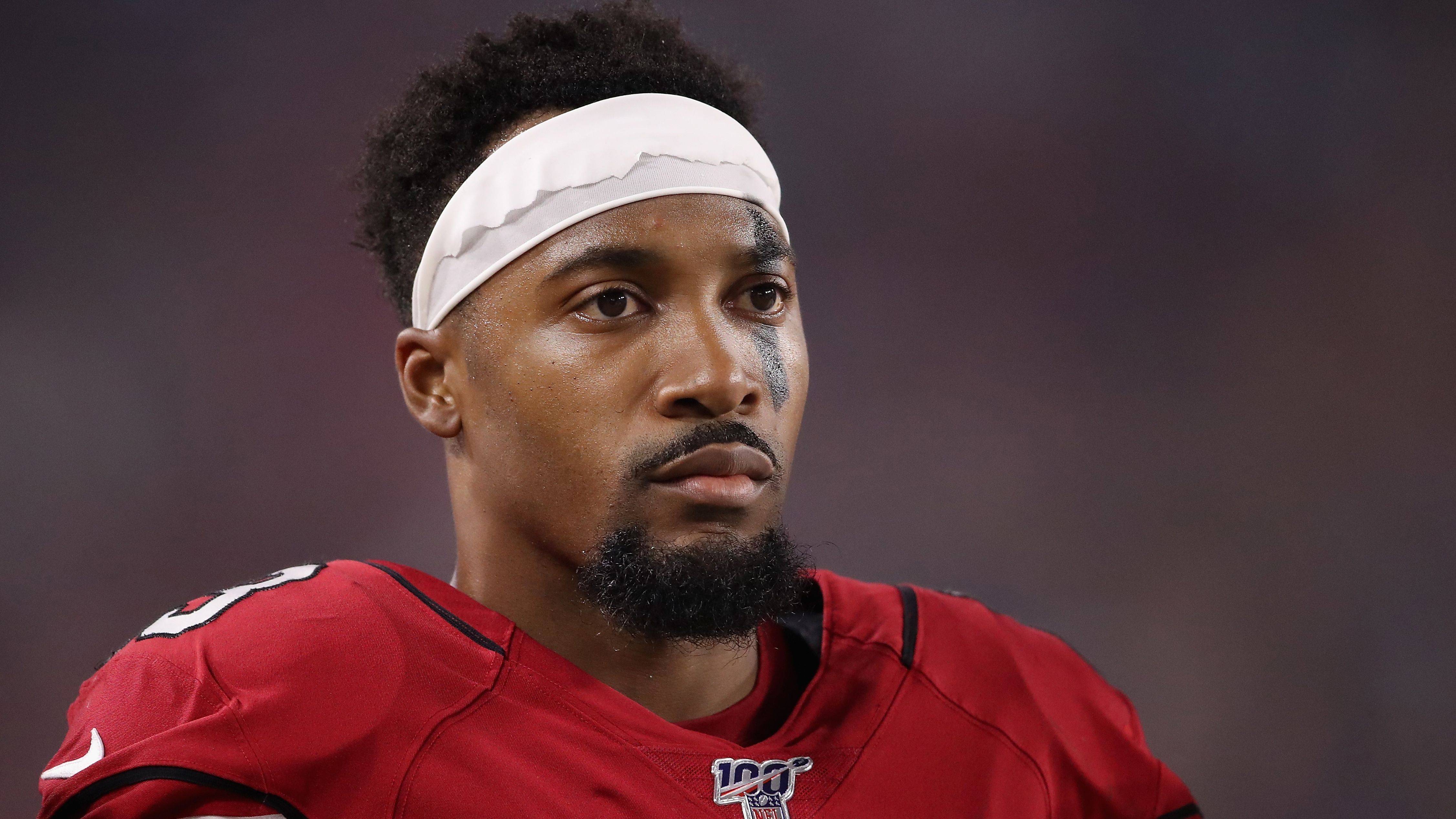 
                <strong>Robert Alford (Arizona Cardinals)</strong><br>
                Und auch die Cardinals müssen noch vor Saisonstart einen schweren Ausfall hinnehmen: Wie "ESPN" berichtet, hat sich Cornerback Robert Alford im Training Camp am Sonntag einen Brustmuskelriss zugezogen und wird damit die komplette Spielzeit ausfallen. Für den 31-Jährigen setzt sich damit seine Verletzungsmisere fort. So verpasste er bereits die Spielzeit 2019 aufgrund eines Schienbeinbruches komplett. Für die Passing Defense der Cardinals bedeutet dies einen herben Rückschlag. Alford sollte eigentlich den Komplementär-Part zu Pro Bowler Patrick Peterson geben und eine Defense aufwerten, die in der vergangenen Saison den letzten Platz der Liga in der Kategorie zugelassene Total Yards belegte. Durch den Ausfall wird wohl erneut Vorjahres-Rookie Byron Murphy die Lücke auf Cornerback füllen müssen.
              