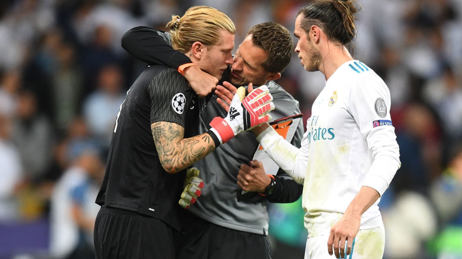 
                <strong>Karius ist untröstlich</strong><br>
                Nach Abpfiff versuchen Gegner und Mitspieler Karius zu trösten. Keine Chance.  Der ehemalige Mainzer weint bitterlich.
              