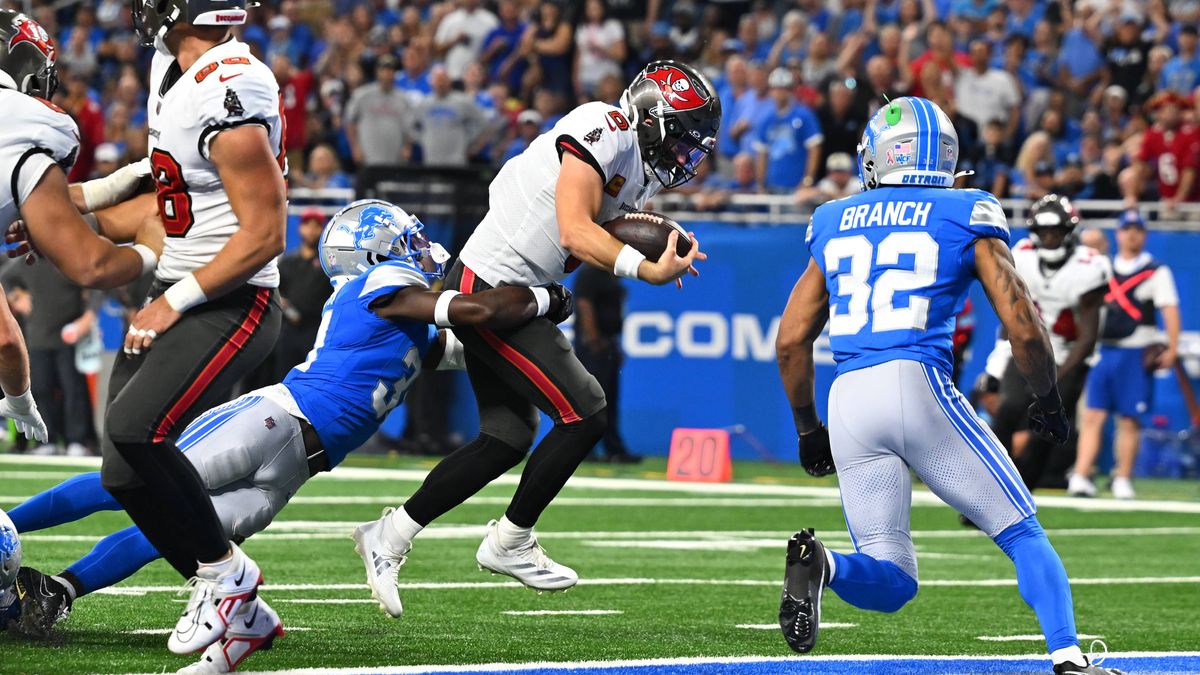 DETROIT, MI - SEPTEMBER 15: Tampa Bay Buccaneers quarterback Baker Mayfield (6) runs deep inside the 10 yard line for a touchdown during the Detroit Lions versus the Tampa Bay Buccaneers game on Su...