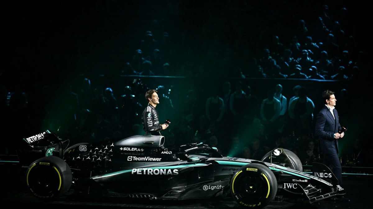 George Russell und Toto Wolff an der Seite des W16