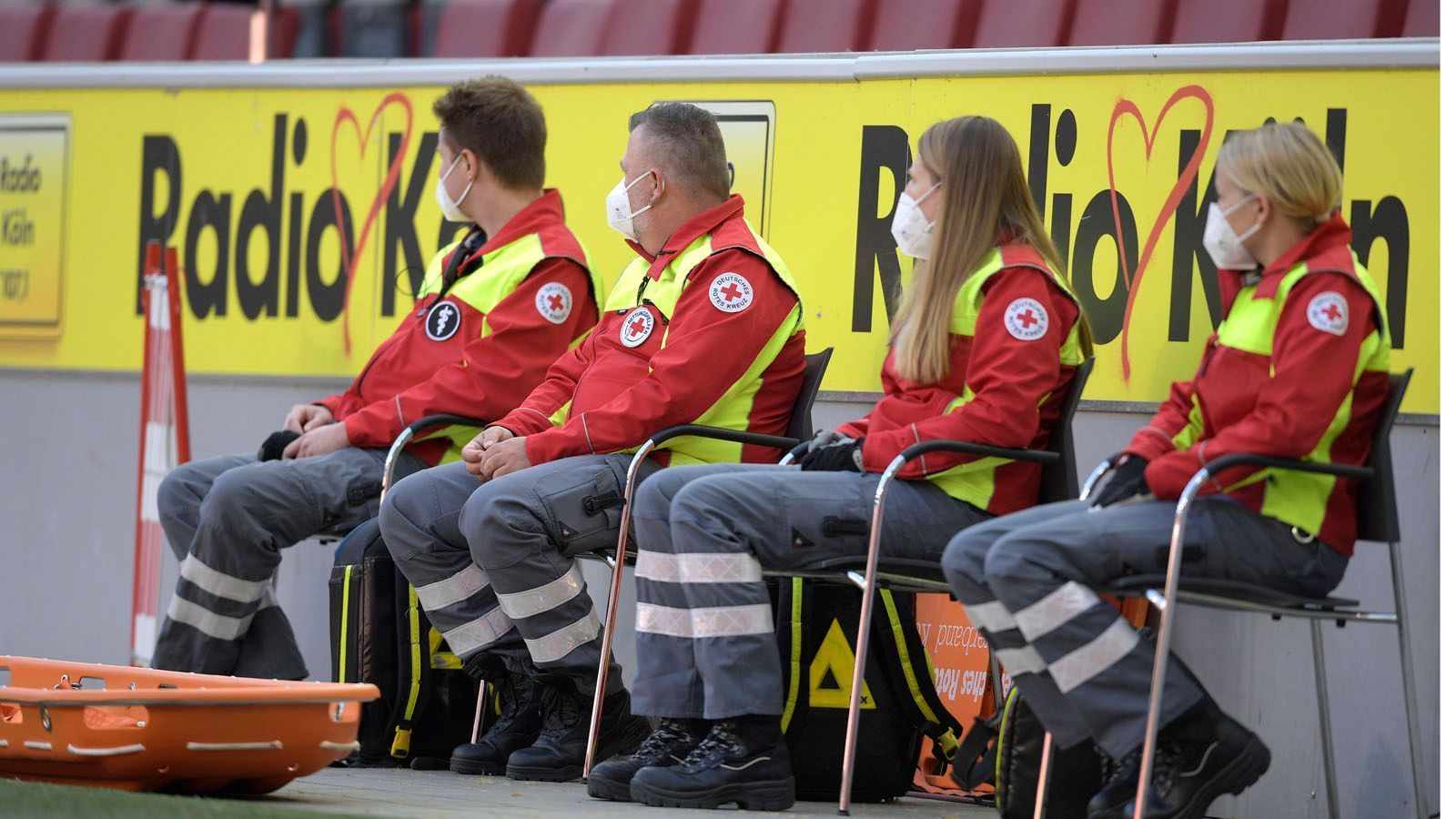 
                <strong>Die kuriosen Bilder des Bundesliga-Restarts</strong><br>
                Auch die Sanitäter müssen natürlich einen Schutz tragen, während sie die Partie verfolgen.
              