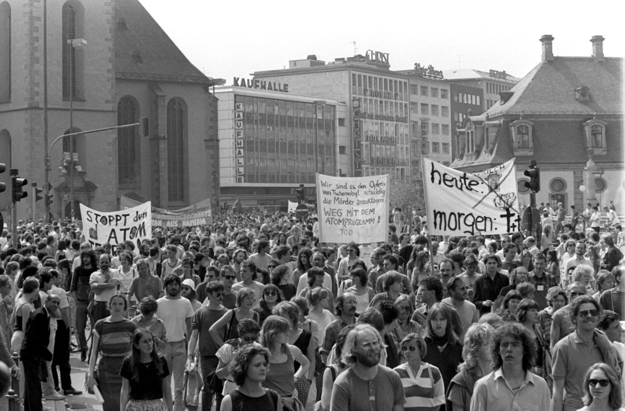 Mai 1986: Proteste gegen Atomkraftwerke weltweit in der Frankfurter Innenstadt mit über 1.000 Teilnehmern.