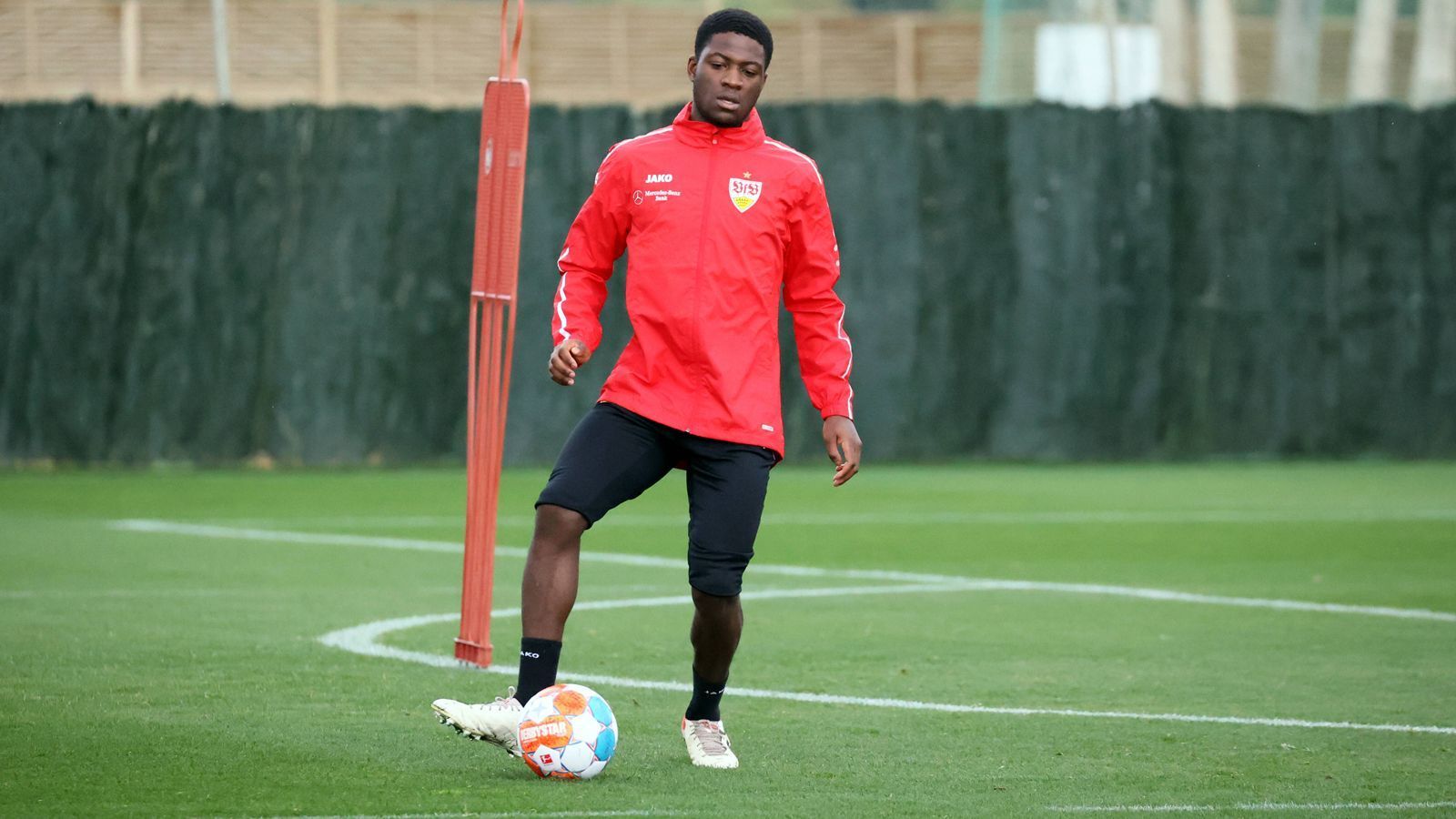 
                <strong>Clinton Mola</strong><br>
                Zu sogar nur drei Bundesliga-Einsätzen reichte es in der Spielzeit 2021/22 für den englischen Sechser Clinton Mola. Der gebürtige Londoner, der Anfang 2020 vom FC Chelsea an den Neckar wechselte, soll zum Zwecke regelmäßiger Spielpraxis ebenfalls verliehen werden - möglicherweise zurück in die englische Heimat. Molas Vertrag beim VfB läuft noch bis 2024. Zuletzt litt der Engländer mit kongolesischen Wurzeln an Knieproblemen, weshalb er im Saison-Endspurt nur zuschauen konnte, wie sich der VfB auf den letzten Drücker doch noch vor dem Abstieg retten konnte.
              