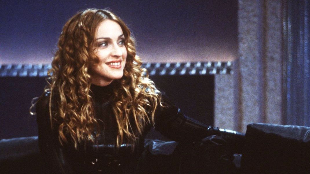 Der Trend aus den 80er Jahren is back: Egal ob Madonna, Maria Carey oder auch heute Pixie Lott – viele Stars setzen auf den Hair-style Dauerwelle! Was den Look besonders macht, liest du im Beauty-Artikel. 