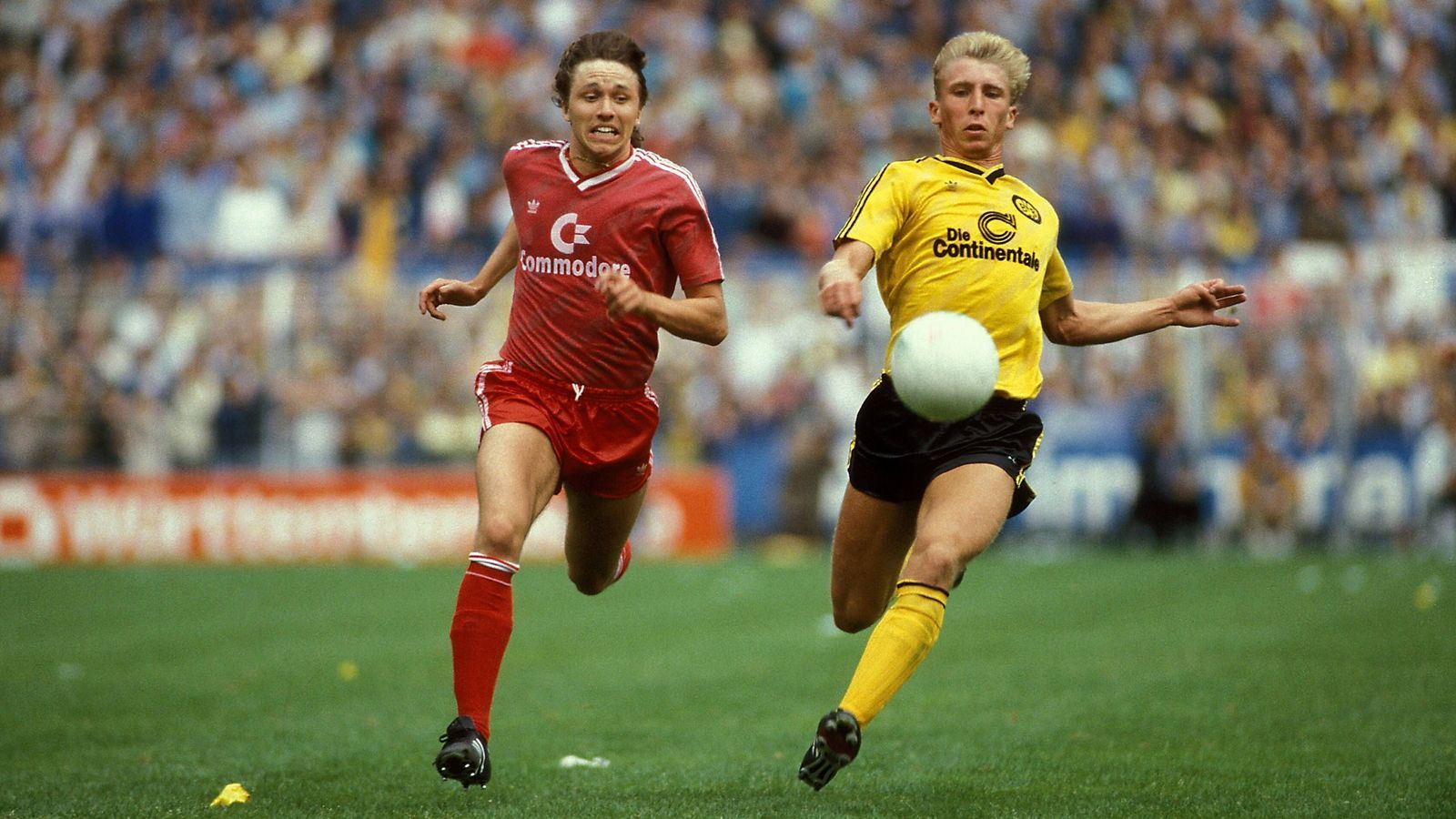 
                <strong>Jürgen Wegmann, Deutscher Meister</strong><br>
                Bundesliga-Spiele/-Tore: 117/33 für Dortmund, 58/26 für die Bayern. Jürgen Wegmann (im Bild li.) hat in seiner Karriere keine Herausforderung gescheut. In seiner Vita stehen mit Rot-Weiss Essen, Borussia Dortmund, Schalke 04 und dem MSV Duisburg gleich vier Ruhrpottklubs, die untereinander nicht richtig gut miteinander können. Von 1984 bis 1986 und wieder von 1989 bis 1992 trägt die "Kobra", so sein Spitzname, des Trikot des BVB. Nach einem Jahr auf Schalke bleibt er von 1987 bis 1989 zwei Jahre bei den Bayern, mit denen er 1989 Meister wird.
              