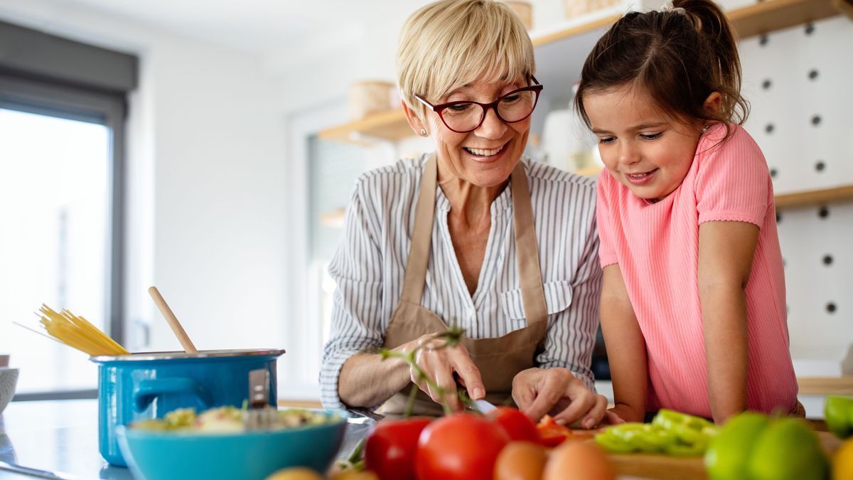 Gemüse schneiden mit Oma