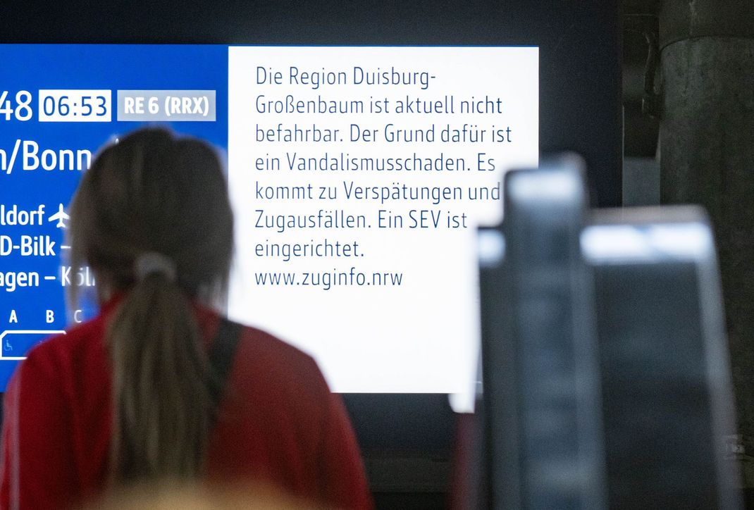 Die Reparaturarbeiten auf der Strecke zwischen Düsseldorf und Duisburg dauern nach einem Kabelbrand viel länger als ursprünglich gedacht.