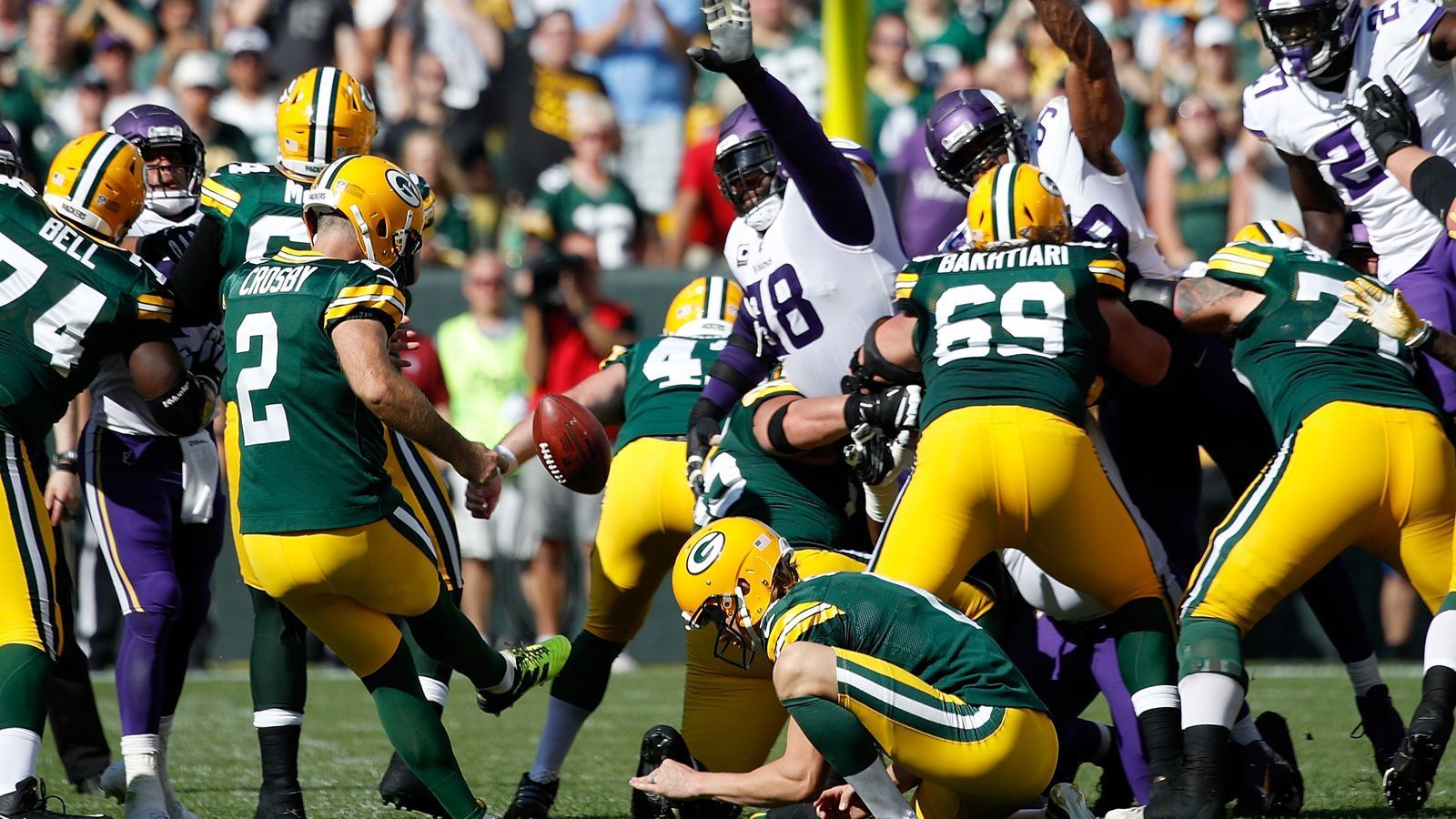 
                <strong>Mason Crosby</strong><br>
                Aufs Glatteis geführt: Packers-Kicker Mason Crosby hatte zum Ende der regulären Spielzeit den Sieg auf dem Fuß, er trat aus immerhin 51 Yards an und traf. Er war allerdings zuvor "geiced" worden: Die Vikings hatten ihr Timeout noch rechtzeitig genommen, so dass Crosby nochmal ran musste. Beim zweiten Versuch versagten ihm prompt die Nerven – Verlängerung.
              