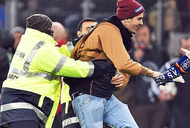 
                <strong>Skandal! HSV-Flitzer attackiert Ribery</strong><br>
                Doch dann ist endgültig Feierabend: Dem raschen Handeln von einigen Ordnern ist es zu verdanken, dass die Lage sich schnell wieder beruhigt und nichts Schlimmeres passiert.
              