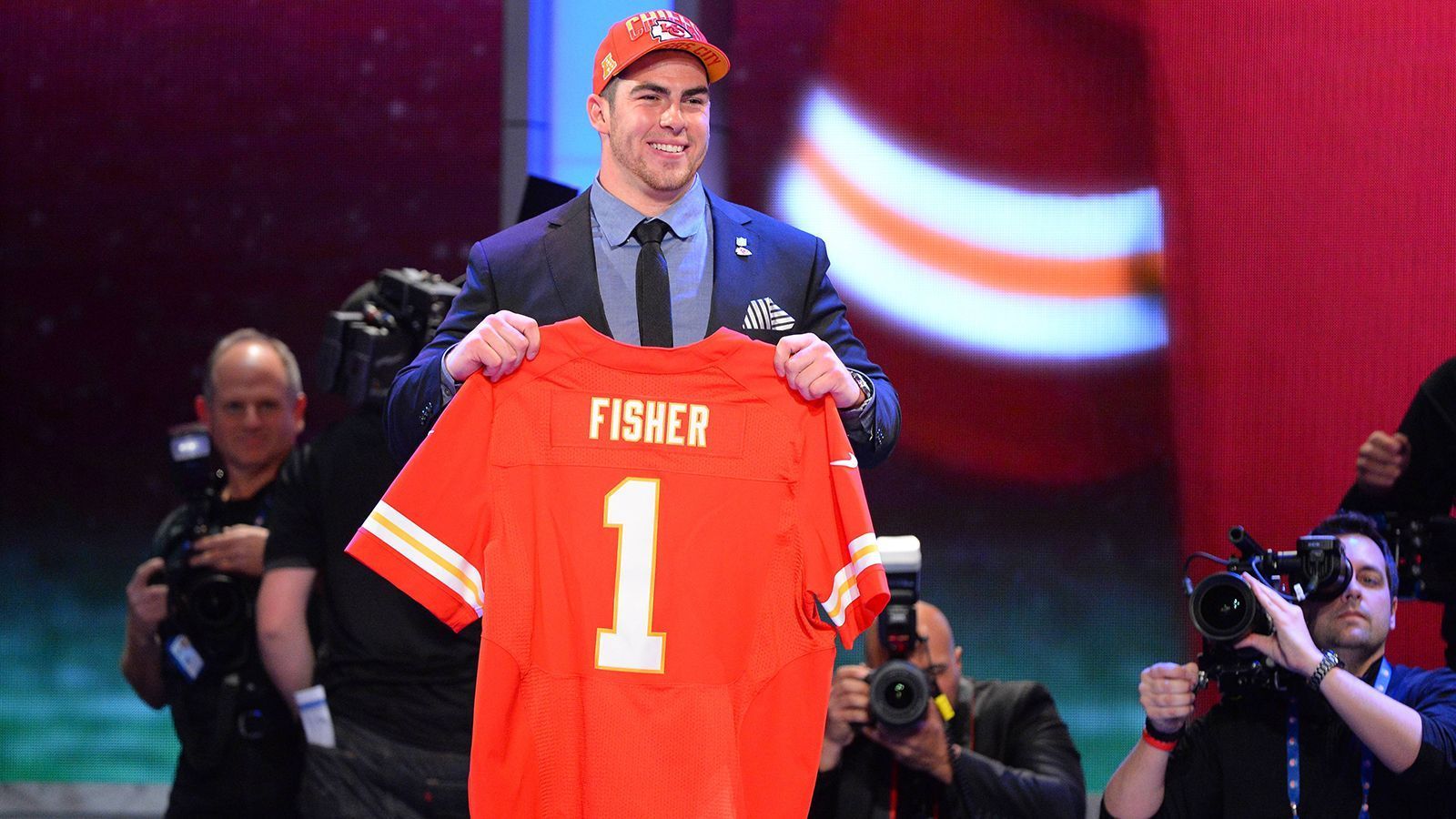 
                <strong>NFL Draft 2013: Eric Fisher </strong><br>
                Die Kansas City Chiefs setzen 2013 auf die Karte Schutz für den Quarterback. Eric Fisher soll als Offensive Tackle für jenen nötigen sorgen, nachdem er am College in Central Michigan überzeugt.
              
