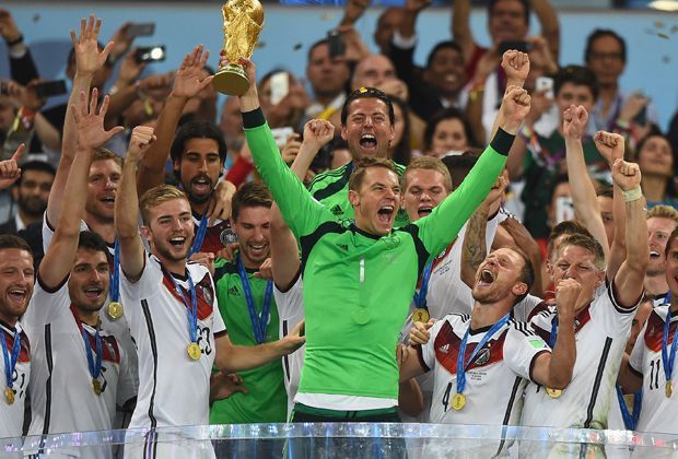 
                <strong>Weltmeister mit Deutschland</strong><br>
                1. Grund: Erfolge - Manuel Neuer hat in der vergangenen Saison fast alles gewonnen, was es zu gewinnen gibt. Weltmeister, Deutscher Meister, deutscher Pokalsieger - nur der Champions-League-Titel fehlt ihm in der Saison 2013/2014.
              