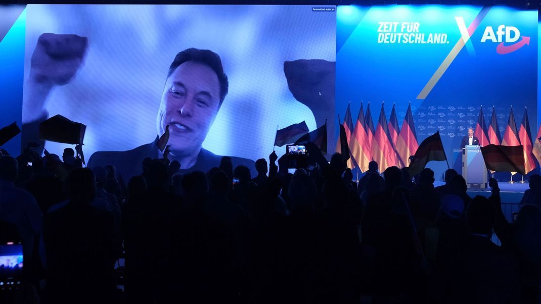 25. Januar 2025, Sachsen-Anhalt, Halle (Saale): US-Milliardär Elon Musk live während eines Grußwortes beim Auftritt von Alice Weidel während des Wahlkampfauftakts der AfD