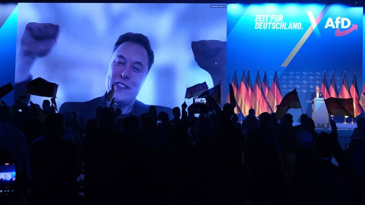 25. Januar 2025, Sachsen-Anhalt, Halle (Saale): US-Milliardär Elon Musk live während eines Grußwortes beim Auftritt von Alice Weidel während des Wahlkampfauftakts der AfD