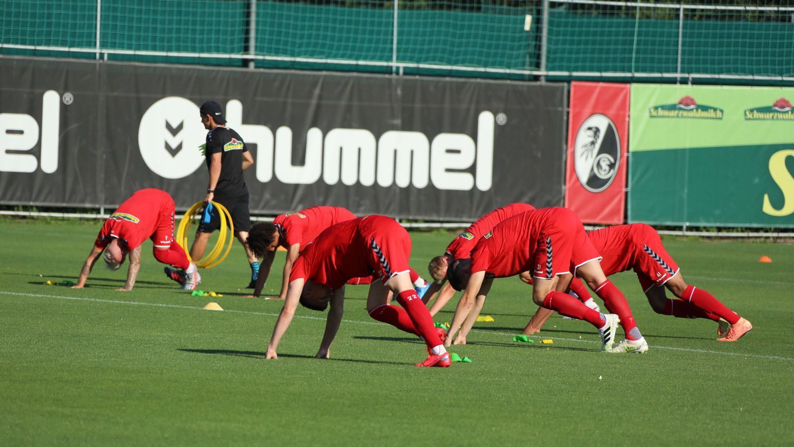 
                <strong>SC Freiburg</strong><br>
                Trainingsstart: 5. Juli (2. Juli und 3. Juli Leistungsdiagnostik) -Trainingslager: 15. bis 24. Juli in Schruns (Österreich) -Testspiele: Sa., 10. Juli, SC Freiburg - 1. FC Saarbrücken 2:1, Fr., 16. Juli, SC Freiburg - FC Vaduz 1:1, Sa., 31. Juli, SC Freiburg - RC Straßburg 1:2
              