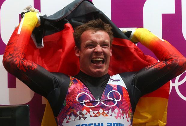 
                <strong>Rodeln: Gold - Felix Loch - Deutschland</strong><br>
                Der Dominator des Eiskanals schlägt auch in Sotschi zu: Rodel-Ass Felix Loch schnappt sich wie vor vier Jahren in Vancouver die Goldmedaille. Fast eine halbe Sekunde legt er zwischen sich und seinen ärgsten Verfolger. Es ist das erste Edelmetall für das deutsche Olympia-Team.
              