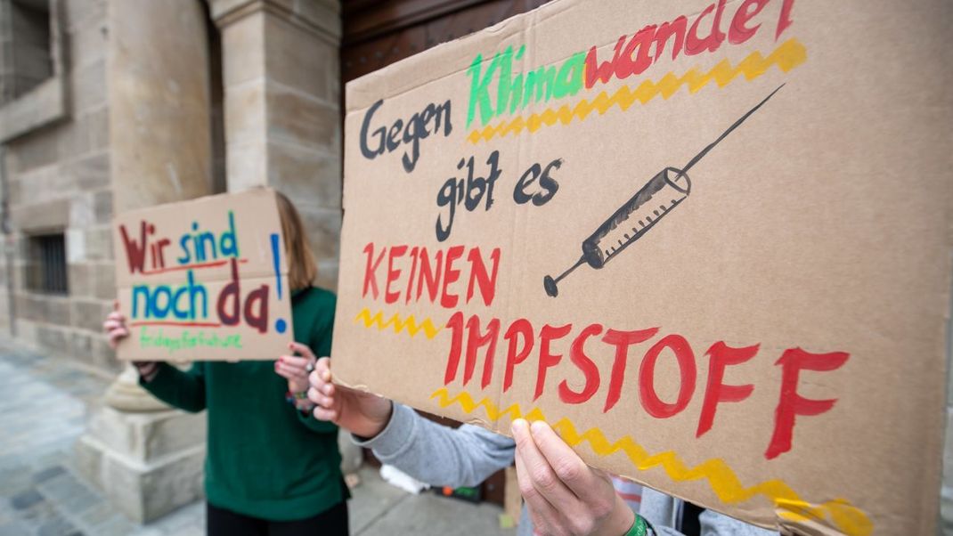 Klima-Aktivst:innen gehen regelmäßig auf die Straßen, um für mehr Nachhaltigkeit und gegen unvorhersehbare Eingriffe ins Klimasystem zu protestieren.