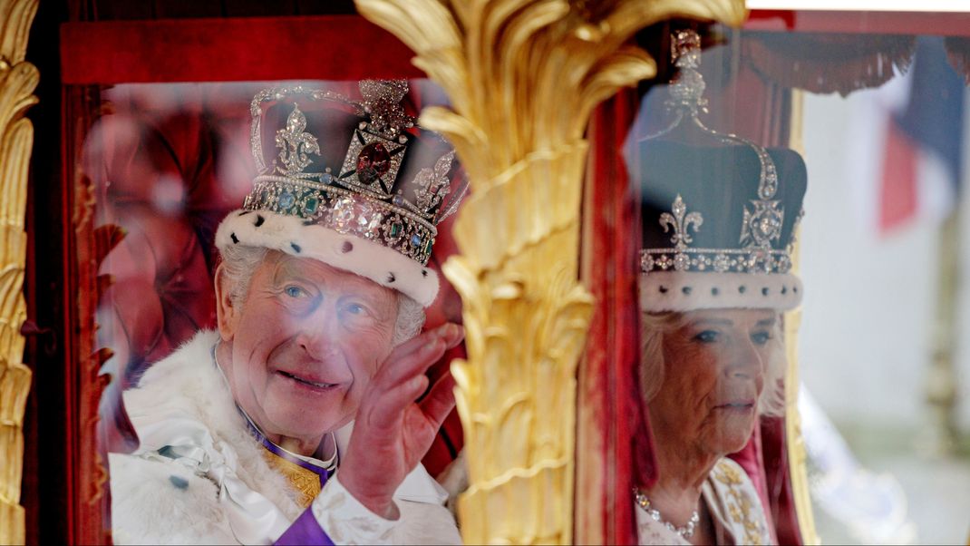 König Charles III. und Königin Camilla verlassen frisch gekrönt die Abbey.