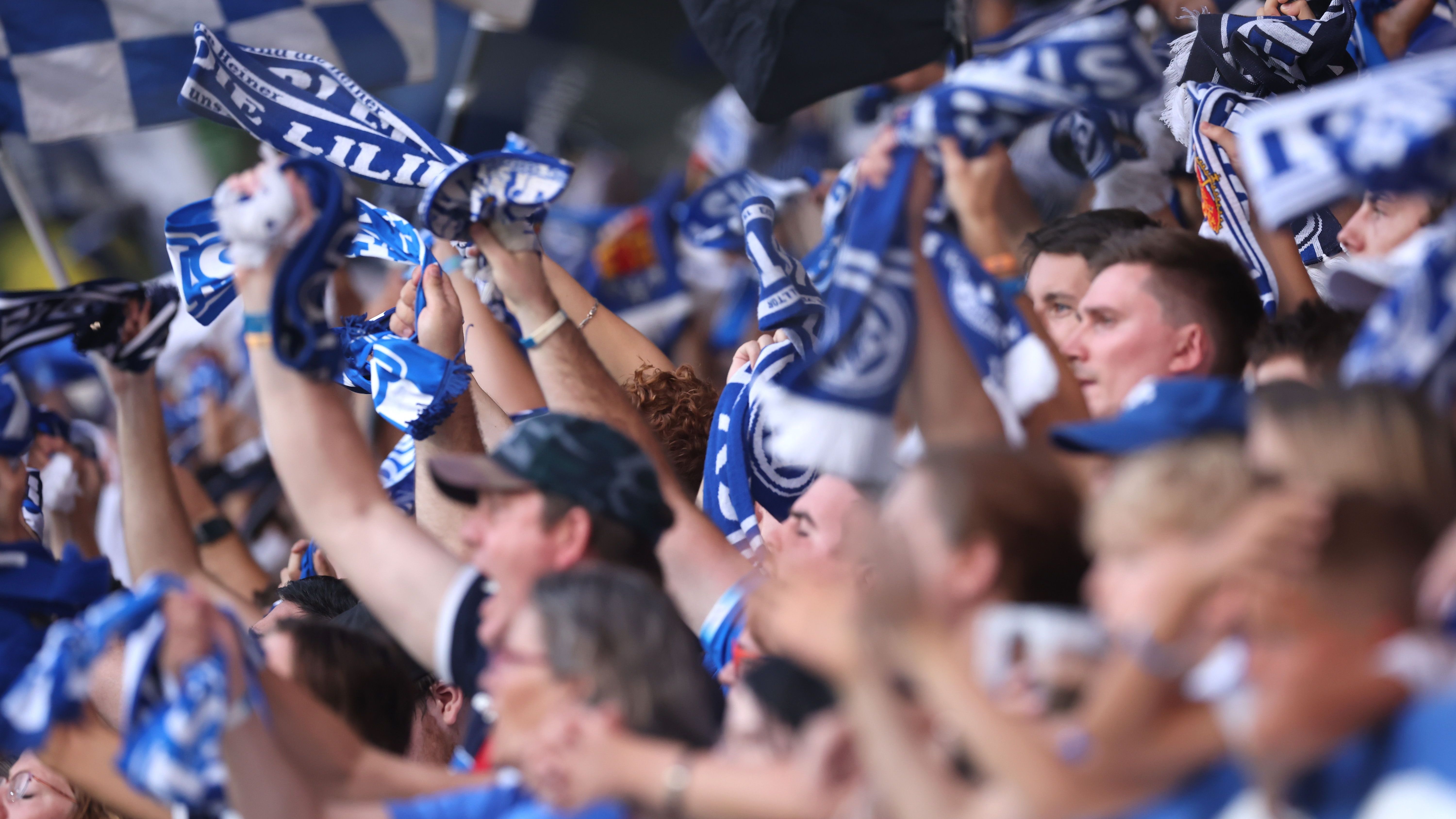 <strong>SV Darmstadt 98</strong><br>"In Darmstadt, in Hessen, wo die Lilien blüh'n so schön, der SV Darmstadt 98, in Blau und Weiß, das muss wohl sein. Seit 1898, tragen wir den Stolz der Stadt, die Lilien auf der Brust, für immer und ohne Rast. Unsere Mannschaft, so tapfer, ...