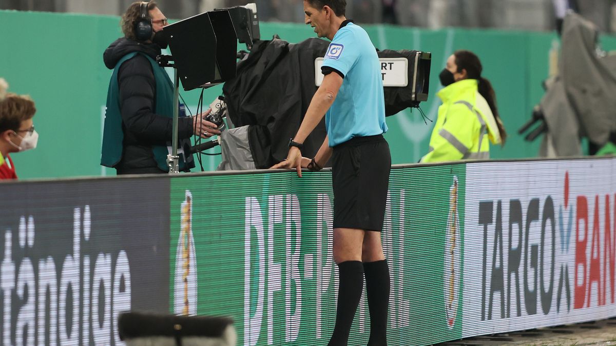 Hamburger SV v SC Freiburg - DFB Cup: Semi Final