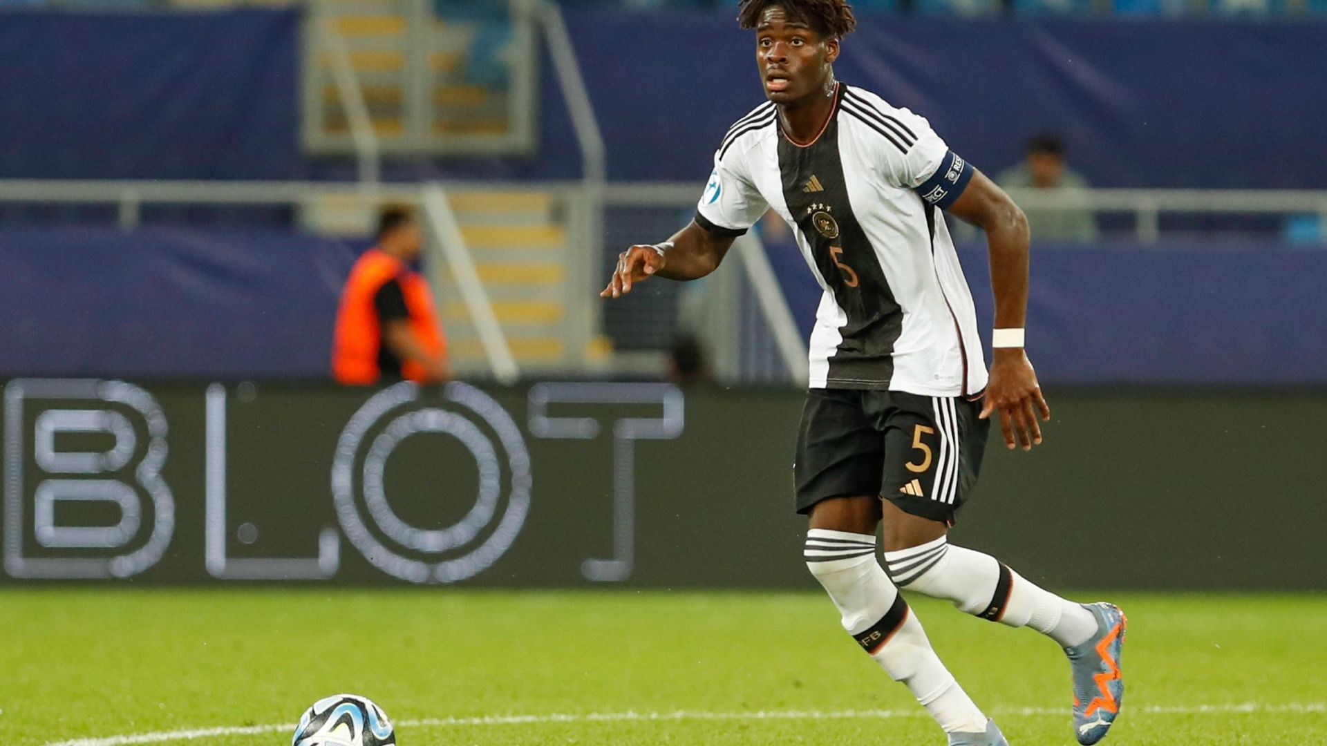 
                <strong>Yann Aurel Bisseck</strong><br>
                Lässt sich vor dem frühen Archer-Treffer viel zu leicht übersprinten (4.), auch vor Englands nächster dicker Chance (9.) mit einem Luftloch. Das 0:2 geht dann ebenfalls auf den Kapitän, der bei Ramseys Solo im luftleeren Raum umherläuft (21.). Verhindert immerhin das 0:3 gegen Madueke (26.) und wird mit fortschreitender Spieldauer etwas sicherer. Trotzdem ein Spiel zum Vergessen. ran-Note: 5
              