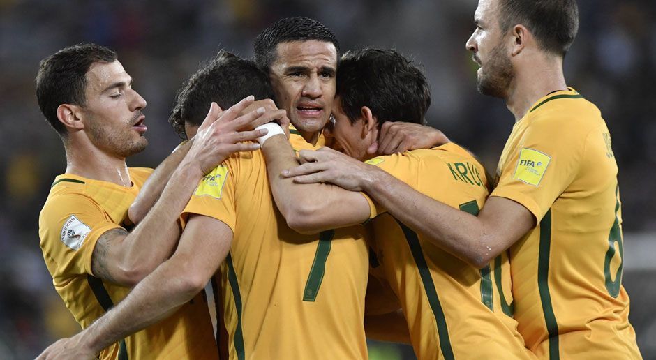 
                <strong>Australien</strong><br>
                Erst in der Verlängerung setzten sich die Australier gegen Syrien durch und dürfen nun in den Playoffs gegen Honduras antreten. Allgemein befindet sich der australische Fußball im Aufschwung. Bei den vergangenen drei Weltmeisterschaften war die Nationalmannschaft stets dabei, erreichte 2006 sogar das Achtelfinale. In Mathew Leckie von Hertha BSC und Robbie Kruse vom VfL Bochum zählen auch zwei Spieler zum aktuellen Aufgebot, die in Deutschland aktiv sind.
              