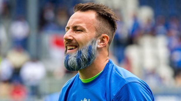 
                <strong>Zlatko Janjic</strong><br>
                Zlatko Janjic präsentiert sich bei der Aufstiegsfeier des MSV Duisburg mit den Vereinsfarben im Bart. Ein Jahr hat er sich für diesen Moment nicht rasiert. 
              