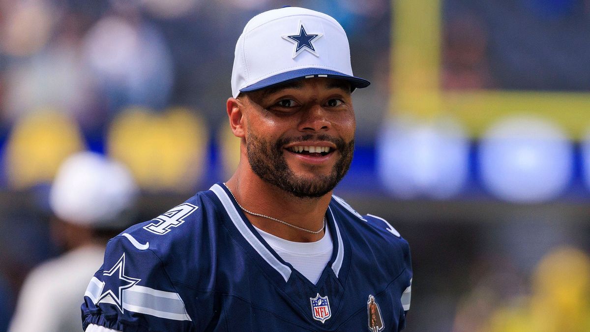 August 9, 2025, Inglewood, California, USA: 4 Dak Prescott, QB of the Dallas Cowboys during warmups prior to their pre season NFL, American Football Herren, USA game against the Los Angeles Rams on...