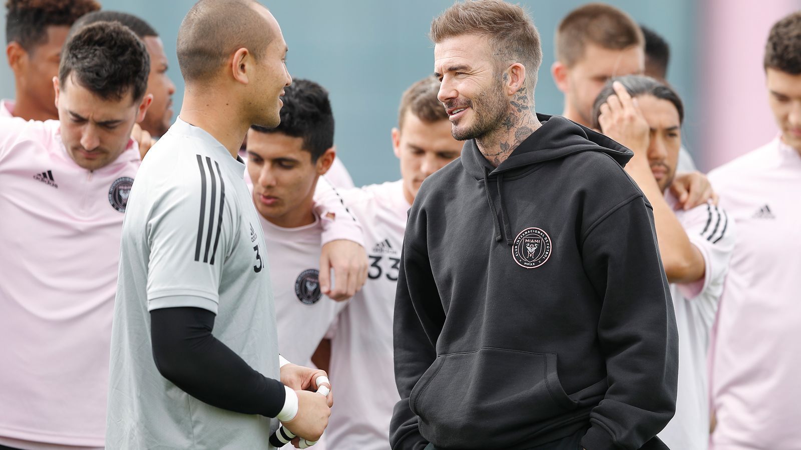 
                <strong>Der (Mit-)Besitzer: David Beckham ist der Star der Franchise</strong><br>
                David Beckham ist das Gesicht von Inter Miami. Der englische Superstar gehört zu den fünf Eigentümern der Franchise, die am 29. Januar 2018 offiziell gegründet wurde. Beckham, der unter anderem fünf Jahre in der MLS gekickt hat, verleiht dem Projekt eine Strahlkraft, die ihresgleichen sucht. "Ich habe gehört, dass es eines Tages einen Mega-Transfer geben soll - und dabei werden Ronaldo und Messi am häufigsten gehandelt", sagte etwa Minnesotas englischer Coach Adrian Heath vor dem Saisonstart dem "Mirror": "Das wäre unglaublich. Aber wenn jemand das internationale Profil hat, um diesen Traum wahr zu machen, dann David Beckham." Mit der Beziehung zu beiden Spielern und dem Plan, den Beckham und seine Unterstützer im Kopf haben, "können sie eigentlich nur nach Miami gehen".
              