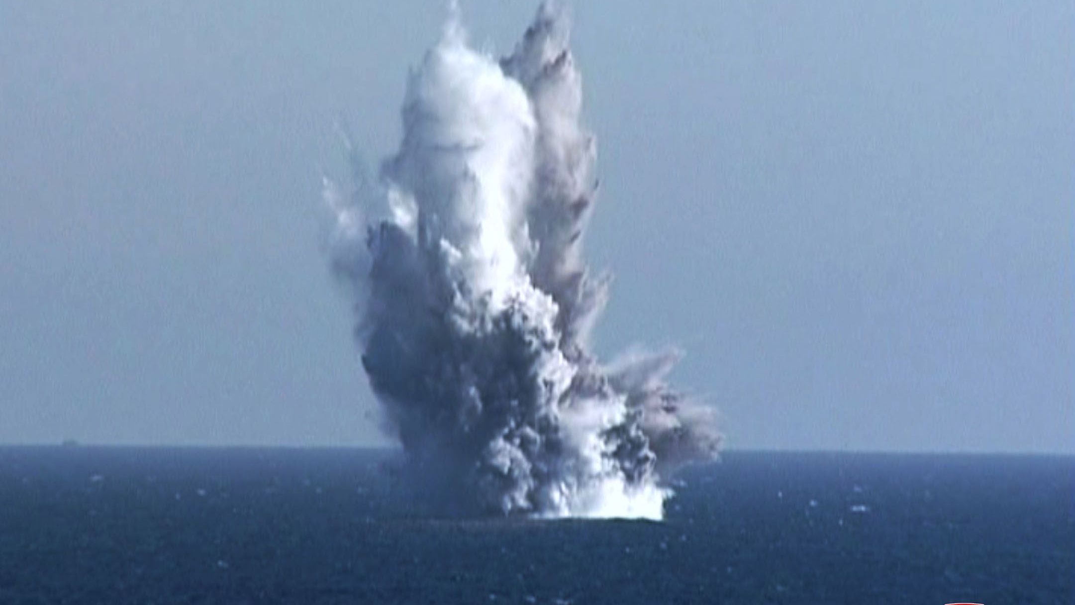 Diese von der staatlichen nordkoreanischen Nachrichtenagentur KCNA zur Verfügung gestellte Aufnahme soll die Unterwasserexplosion des Testsprengkopfes zeigen.