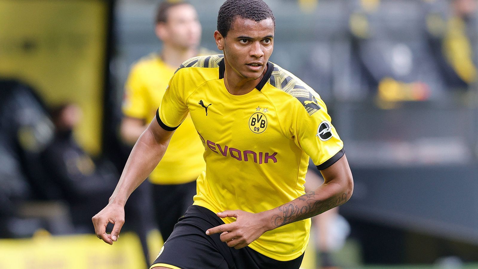 
                <strong>Manuel Akanji</strong><br>
                Auffällig unauffällig. Verliert kaum Zweikämpfe und vermeidet Fehlpässe. Spult über zehn Kilometer ab und macht Lewandowski das Leben schwer. ran-Note: 2
              