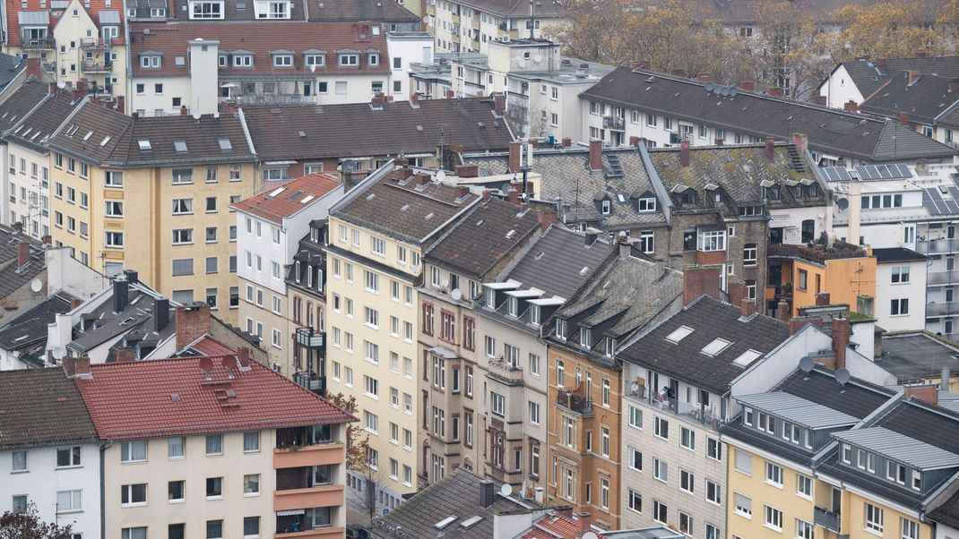 Besonders in Großstädten leben die Menschen beengter.