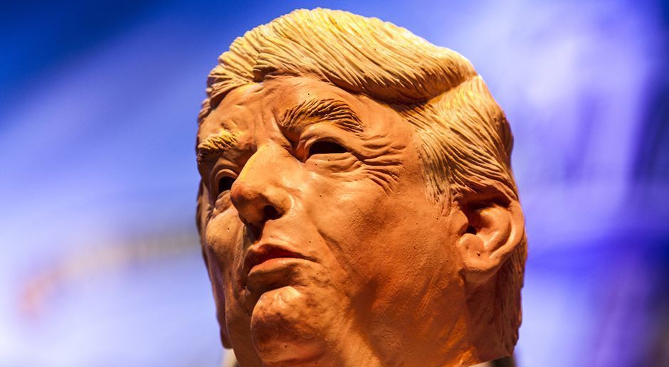 
                <strong>karnevalolkowski</strong><br>
                Keine Angst: Der Präsident der Vereinigten Staaten befindet sich gerade nicht auf Stippvisiste in Deutschland. Hinter der Donald Trump Maske verbirgt sich stattdessen Abwehrspieler Pawel Olkowski.
              