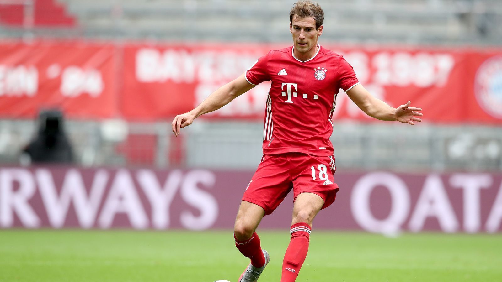 
                <strong>Leon Goretzka</strong><br>
                Die Idee, Leon Goretzka als Rechtsverteidiger auszuprobieren, käme zumindest nicht komplett aus dem Nichts. Schließlich gestand Bundestrainer Joachim Löw vor einigen Monaten, genau mit diesem Gedanken gespielt zu haben - obwohl es letztlich dann nie zur Umsetzung dieses Planes kam. "Weil Leon diese Rolle nie gespielt hat. Und dazu sind Spiele und Training nötig. Mit seiner Dynamik, seinem Ballgefühl und Spielverständnis wäre er eine Möglichkeit gewesen", erklärte der Bundestrainer damals dem "Kicker". Vielleicht traut sich aber Löws früherer Nationalmannschafts-Co-Trainer Flick dieses Experiment tatsächlich umzusetzen. Als Linksverteidiger hat Goretzka im Bayern-Trikot zumindest schon einmal gespielt, beim 1:1-Unentschieden gegen Augsburg im September 2018. Darf sich der 25-Jährige nun gegen Chelsea auch einmal auf der gegenüberliegenden Seite versuchen?
              