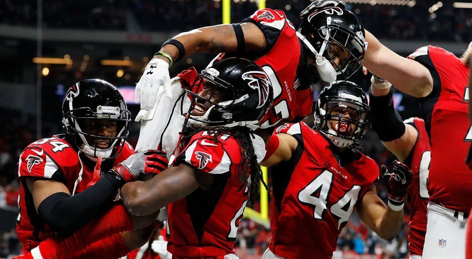 
                <strong>Atlanta Falcons</strong><br>
                Franchise-Rekorde: Quarterback Matt Ryan warf 4095 Yards, Franchise-Rekord für seine siebte aufeinanderfolgende Saison mit mindestens 4000 Passing Yards.Defensive End Adrian Clayborn gelang mit sechs Sacks in einem Spiel (in Woche 10) ebenfalls ein Bestwert seines Teams.
              