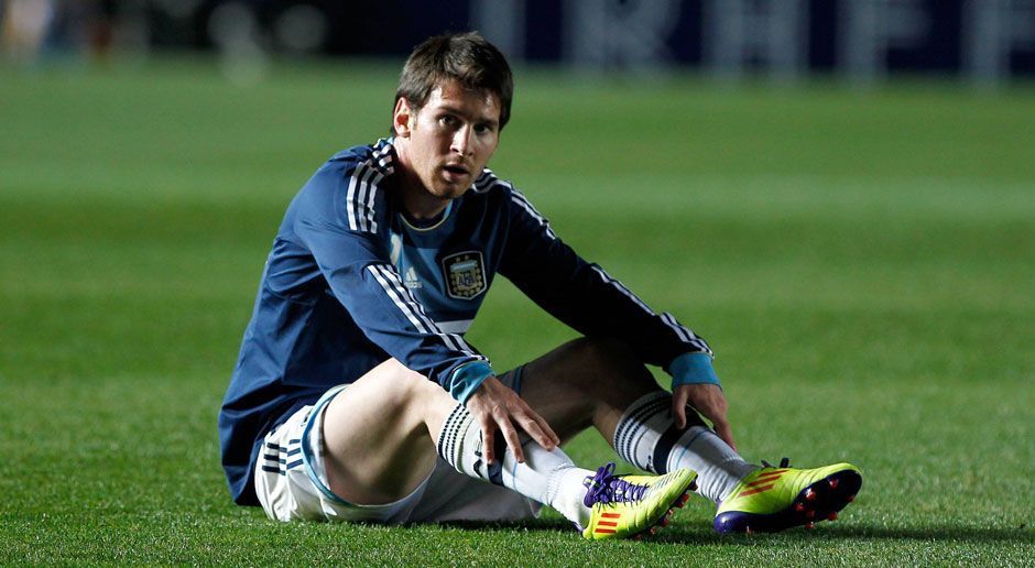 
                <strong>Copa America 2011</strong><br>
                Copa America 2011: Im eigenen Land sind die Erwartungen an Messi und Co. riesig. Doch im eigenen Land können die "Gauchos" dem Druck nicht standhalten. Im Viertelfinale scheitert der Gastgeber mit 5:6 im Elfmeterschießen an Uruguay. Wieder gelingt Messi bei einem großen Turnier kein eigener Treffer.
              