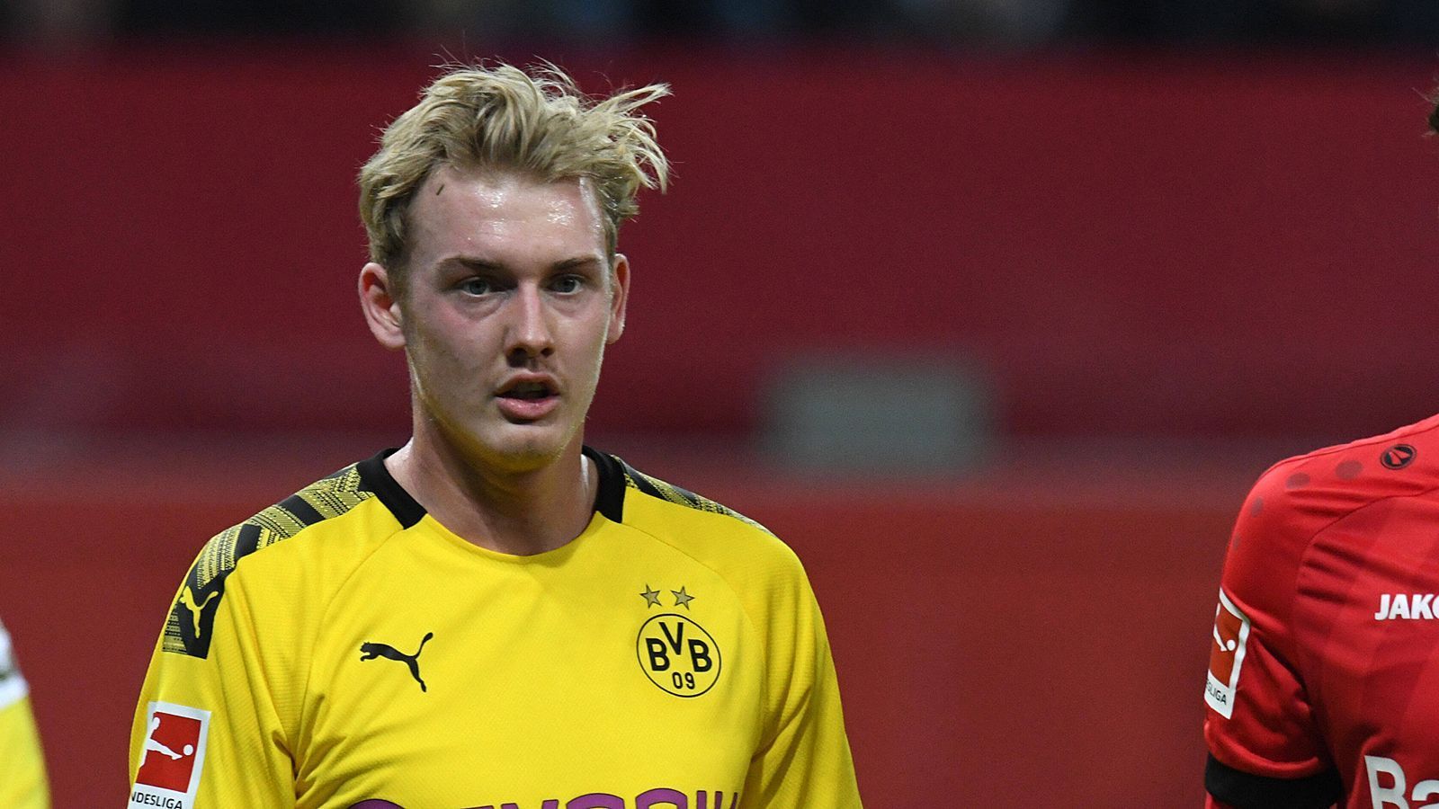 
                <strong>Julian Brandt</strong><br>
                Sehenswerte Aktionen im Zusammenspiel mit Sancho, woraus schon in der 5. Minute die Führung hätte entspringen können. Immer ein Unruheherd - allerdings kommt wenig Zählbares dabei heraus. Seine Zweikampfquote lässt zu wünschen übrig. Wird daher in der Halbzeit für Reyna ausgewechselt. ran-Note: 3
              