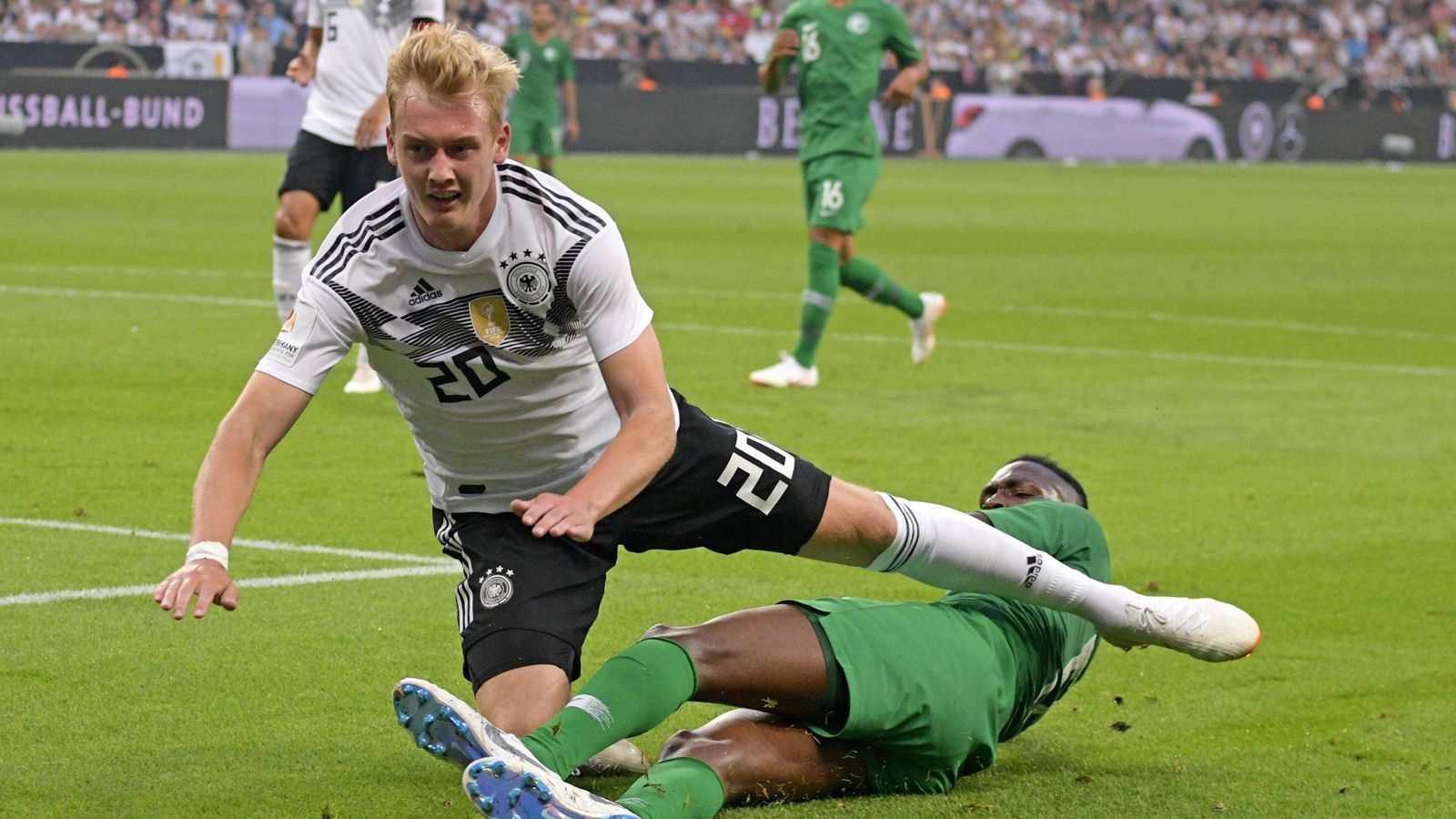 
                <strong>Gewinner: Julian Brandt</strong><br>
                Vom größten Wackelkandidaten zum WM-Fahrer. Allein das ist Grund, um unter die Gewinner zu kommen. Brandt erhält immerhin den Vorzug vor Leroy Sane, dem frisch gekürten besten Nachwuchsspieler der Premier League. Und auch beim letzten Test spielt er frech. Diese Frechheit muss er beibehalten, nicht nur gegen Saudi-Arabien. Um zu einem WM-Einsatz zu kommen, muss er aber noch mehr zeigen.
              