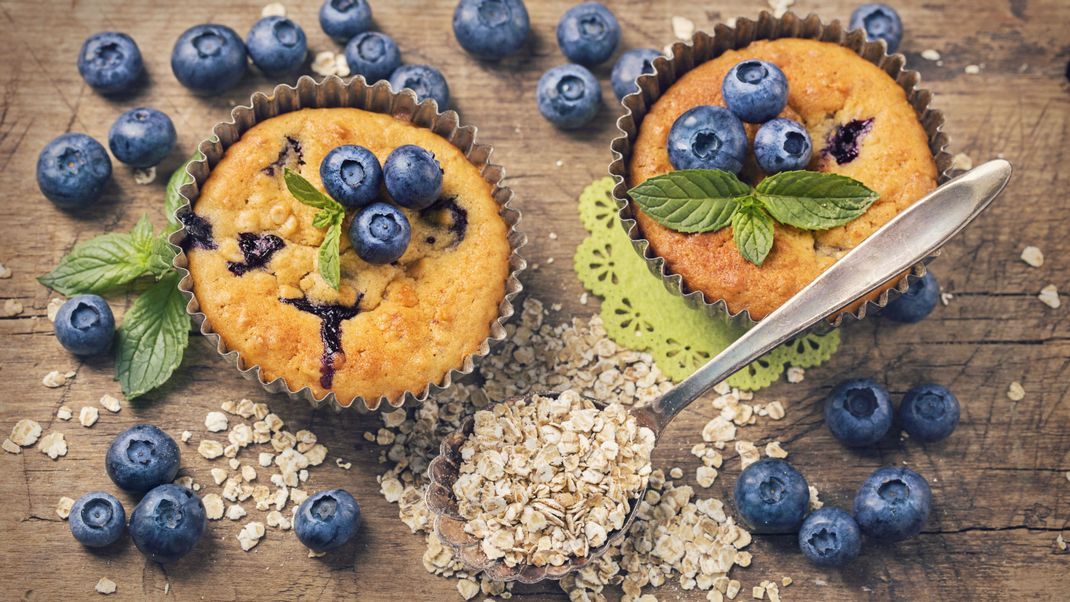 Ein Dessert zum Abnehmen als Meal Prep: Muffins aus Haferflocken mit Blaubeeren.