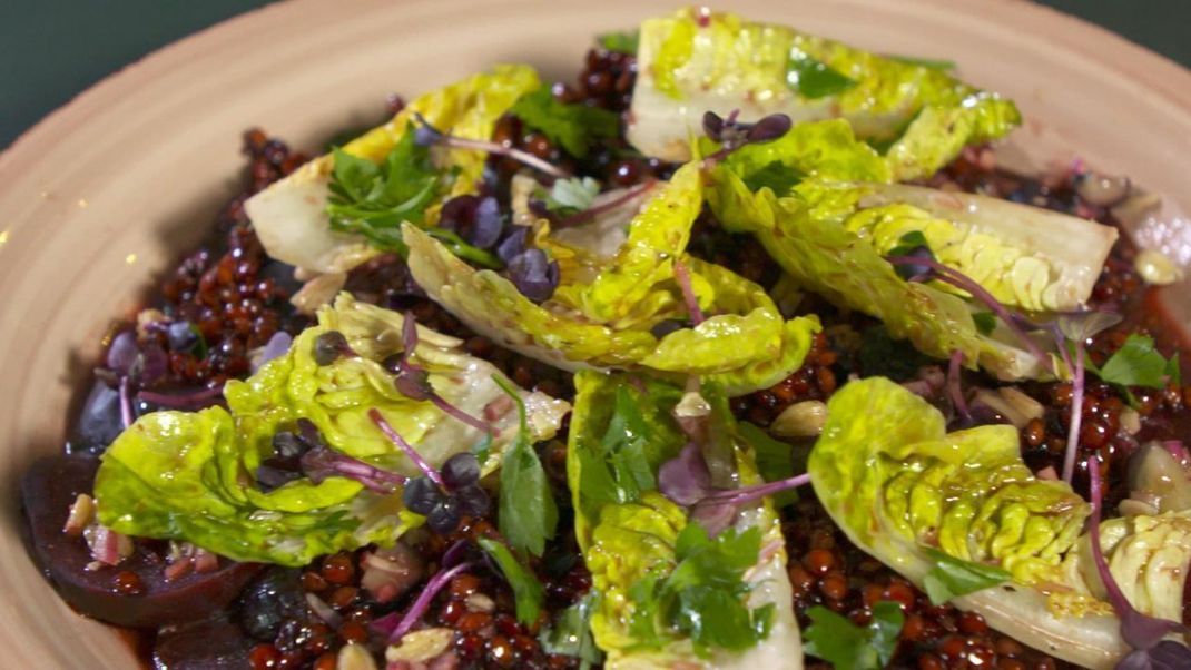 Geröstete Bucheckern eignen sich hervorragend, um herbstliche Salate, wie Feldsalat, Gemüse- oder Reisgerichte geschmacklich und optisch aufzupeppen.