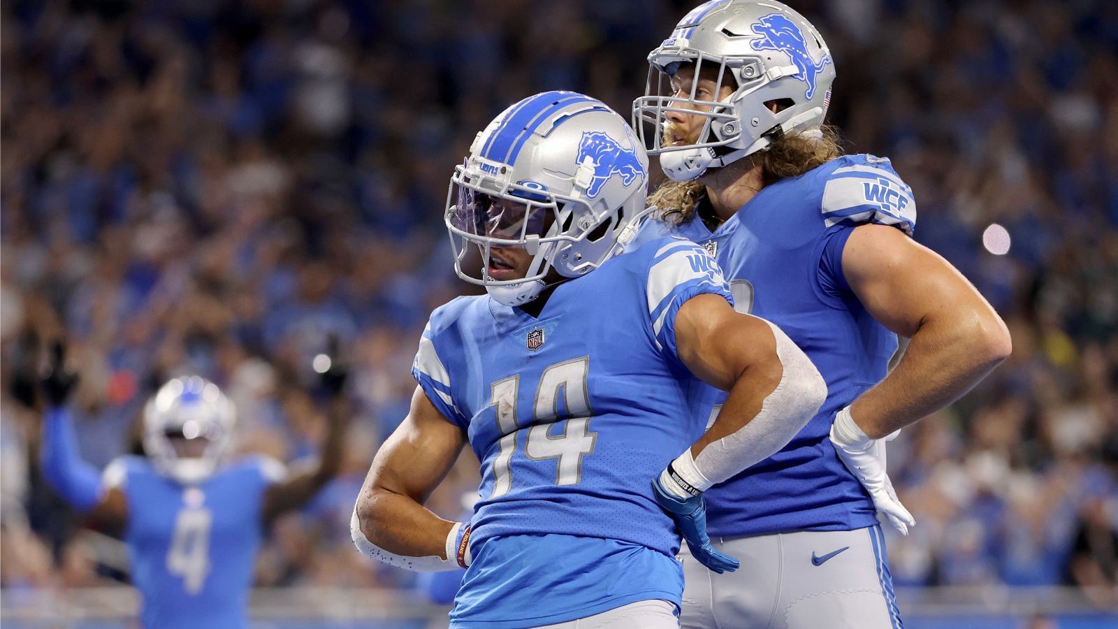 
                <strong>Amon-Ra St. Brown (Detroit Lions)</strong><br>
                Für Amon-Ra St. Brown lief der Spieltag trotz Niederlage der Detroit Lions gegen die Philadelphia Eagles (35:38) gut. Der Viertrunden-Pick aus dem letzten Jahr war mit acht Catches für 64 Yards und einem Touchdown der produktivste Wide Receiver der Lions an diesem Tag. Insgesamt hat Quarterback Jared Goff ihn zwölf Mal angeworfen. Head Coach Dan Campbell vertraute ihm dabei, nur bei sieben Snaps in der Offense stand er nicht auf dem Feld, 61 Mal war er entweder als Passrouten-Läufer oder Blocker gefragt.
              