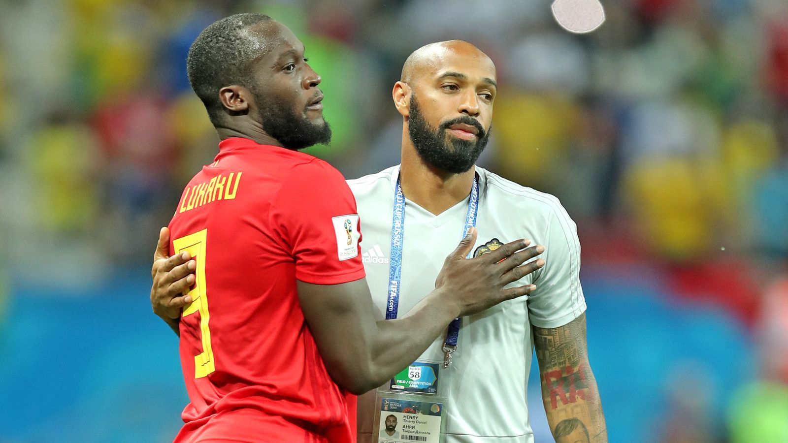 
                <strong>Romelu Lukaku (Belgien)</strong><br>
                Romelu Lukaku ist ein Fußball-Freak. Der belgische Angreifer kann nicht nur selbst ziemlich gut kicken, er kennt sich auch verdammt gut aus. Nur Belgiens Co-Trainer Thierry Henry sei noch fußballverrückter, wie Lukaku in einem Interview verriet: "Thierry und ich diskutieren über alles. Ich meine, wir sitzen rum und debattieren leidenschaftlich über den deutschen Zweitligafußball. Einmal habe ich Thierry gefragt: 'Hey, hast du die Aufstellung von Fortuna Düsseldorf gesehen?' Und er antwortete: 'Machst du Witze? Na klar!'" Wer als WM-Star so viel Leidenschaft für die deutschen Ligen aufbringen kann, muss einfach in unsere Elf der Herzen.
              