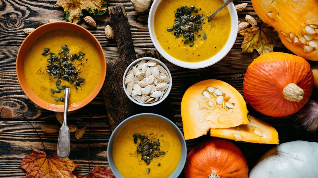 Herbstzeit ist Kürbiszeit - und damit auch Zeit für Kürbissuppen. So kannst du den Klassiker aufpeppen.