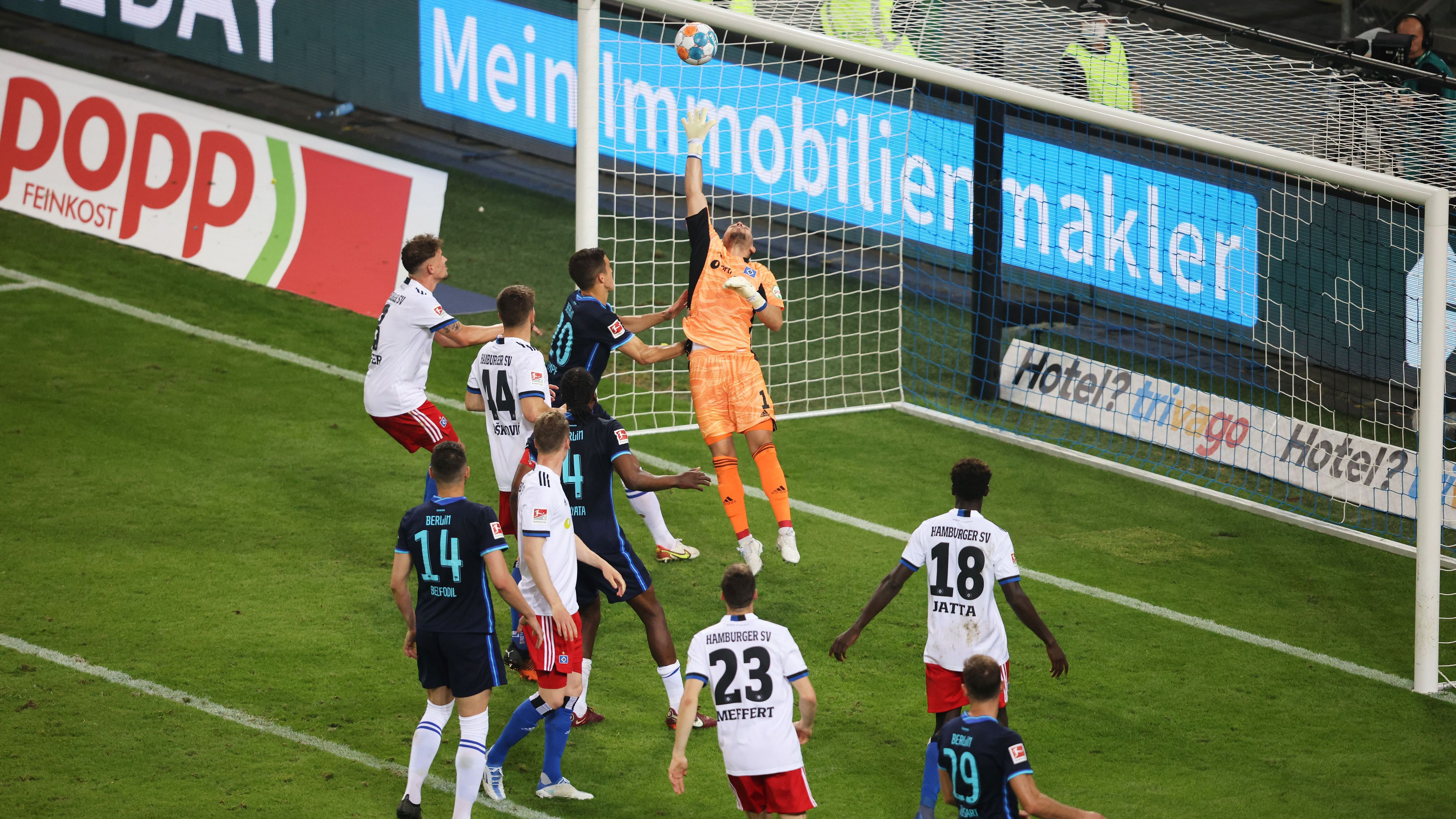 <strong>2022: Hertha BSC - Hamburger SV (0:1, 2:0)</strong><br>Doch für die Hanseaten folgte im Rückspiel ein Drama im heimischen Volkspark: Schon früh traf Dedryck Boyata für Berlin. In der zweiten Halbzeit machte dann Marvin Plattenhardt mit einem durchaus haltbaren Freistoßtor durch das 2:0 für die Berliner um Trainer Felix Magath den Deckel drauf.