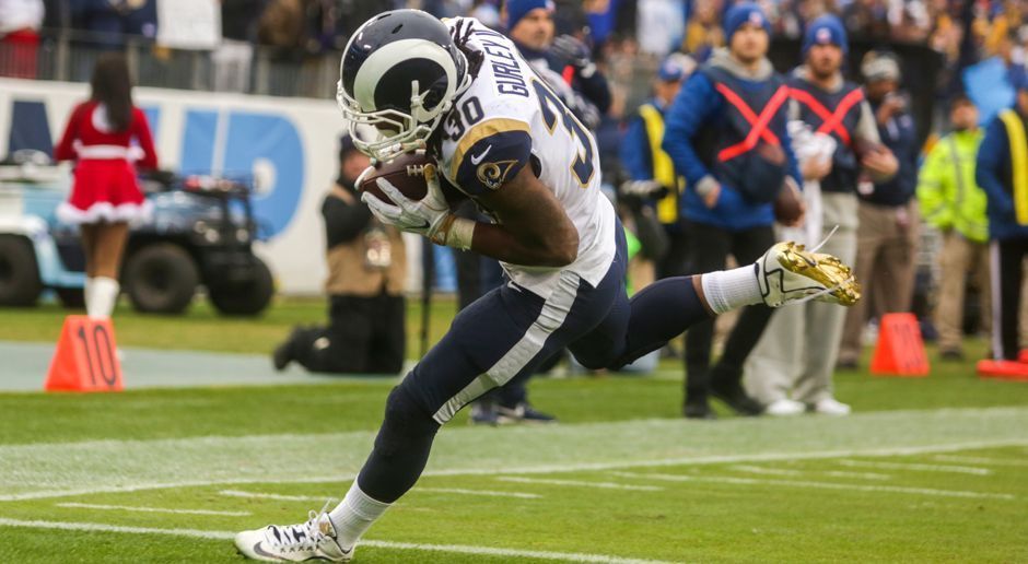 
                <strong>Running Back: Todd Gurley</strong><br>
                Der zweite ist Running Back Todd Gurley. Gegen die Titans zeigte er allerdings vor allem seine Qualitäten als Receiver. Zweimal fing er Pässe um anschließend mit dem Ball in die Endzone zu laufen. Insgesamt erreichte er 118 Rushing- und 158 Receiving-Yards. Es gibt wohl im Moment keinen ausgeglicheneren Spieler in der NFL. Ihn im Fantasy Manager aufzustellen ist deshalb selten ein Fehler.Gesamtpunktzahl: 38
              