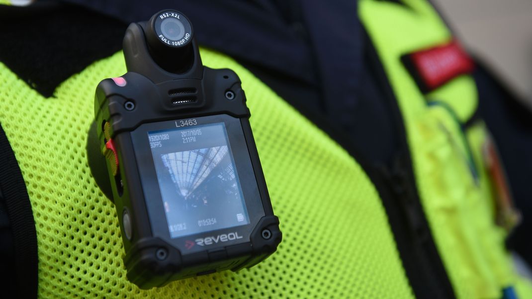 Die DB-Regio bietet dem Zugpersonal zum Eigenschutz das Tragen von Bodycams an.