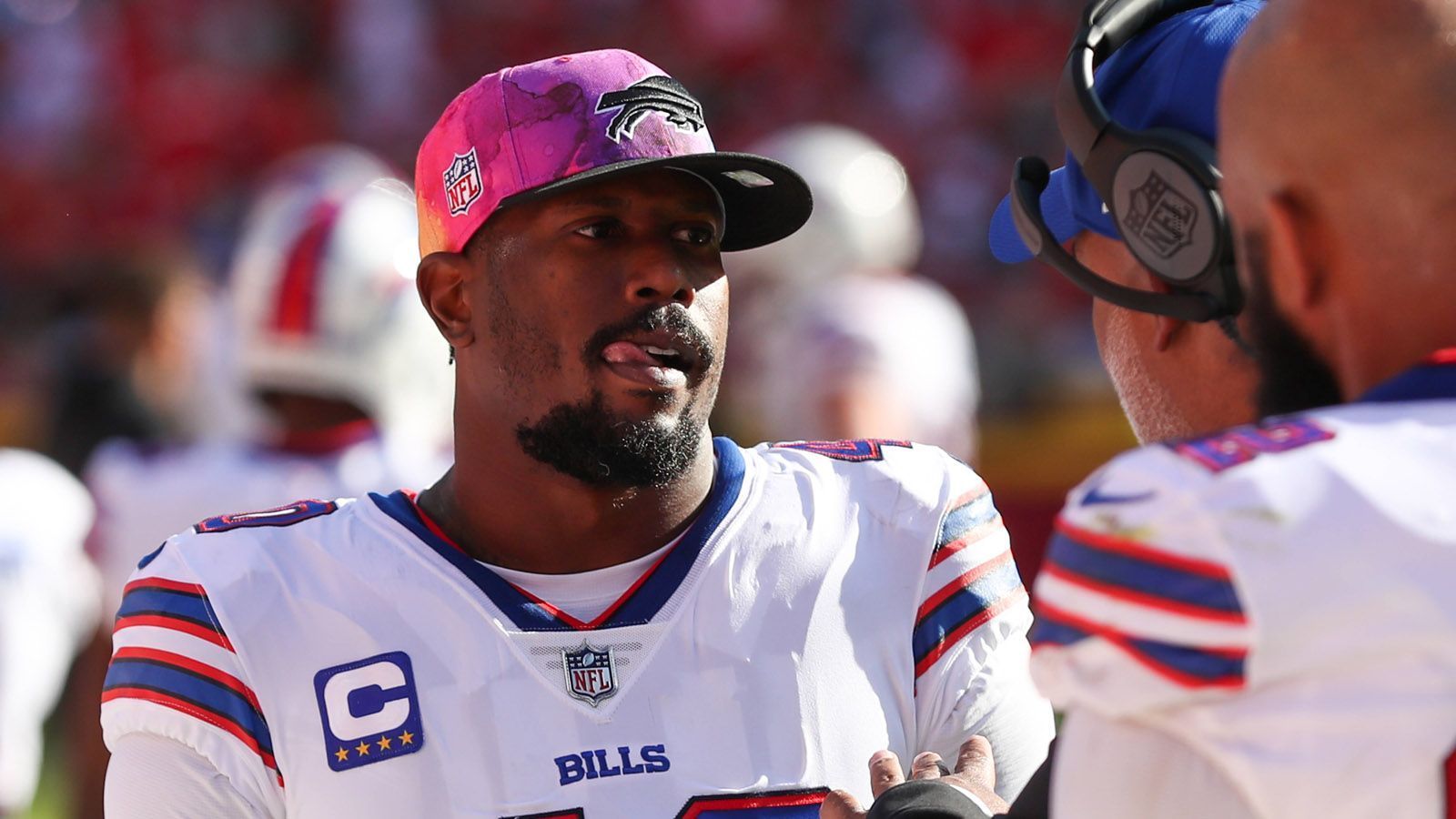 
                <strong>Top Deals 2022</strong><br>
                Von Miller (Foto) sahnte ab, indem er bei den Buffalo Bills für sechs Jahre und 120 Millionen Dollar (51,435 Millionen Dollar garantiert) unterschrieb. J.C. Jackson bekam 82,5 Millionen Dollar (40 Millionen Dollar garantiert) für sein Autogramm unter dem Arbeitspapier bei den Los Angeles Chargers. Und Terron Armstead erhielt einen Fünfjahres-Vertrag bei den Miami Dolphins über 75 Millionen Dollar, davon sind 43,370 Millionen garantiert.
              