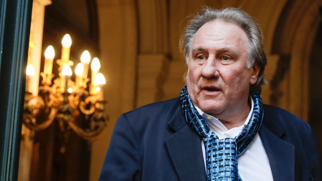 Wegen erneuter Vorwürfe sexueller Übergriffe ist der französische Schauspielstar Gérard Depardieu zum Verhör geladen worden.