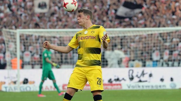 
                <strong>Matthias Ginter</strong><br>
                Der Defensiv-Allrounder ist erst als Sechser und später in der Abwehrkette gefordert. Ginter geht keinem Duell aus dem Weg und präsentiert sich giftig. Allerdings auch nicht fehlerlos: Vor Seferovic' Pfostentreffer geht es ihm deutlich zu schnell. ran-Note: 3
              