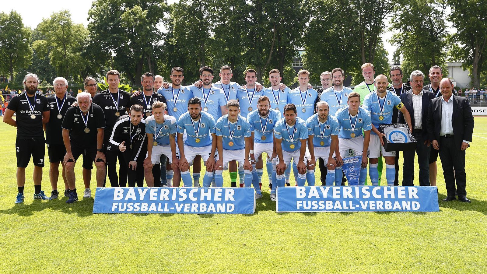 
                <strong>TSV 1860 München – 12500 Zuschauer in der Regionalliga</strong><br>
                1860 München kehrte in der Regionalliga zu den eigenen Wurzeln zurück und trug die Spiele wieder im Stadion an der Grünwalder Straße aus. 12.500 Zuschauer sorgten bei jedem Heimspiel für eine tolle Atmosphäre. Trainer Daniel Bierofka führte den Verein zur Meisterschaft in der Regionalliga Bayern. Zu den bekanntesten Spielern zählt Stürmer Sascha Mölders, der über 100 Bundesligaspiele absolvierte.  
              